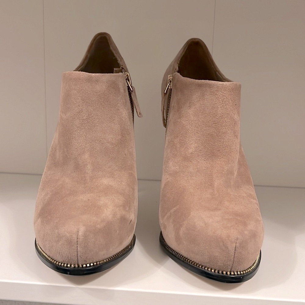 🎉 EUC ZARA WOMAN Tan suede Platform Booties with Gold Accent Heels size 40 EUR - Picture 2 of 8
